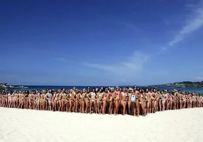 В Австралии провели рекордный парад бикини