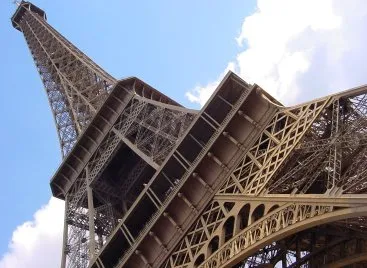 Эйфелеву башню начнут ремонтировать в январе
