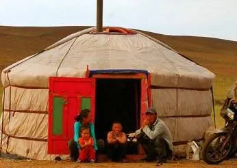В пустыне Гоби туристы живут прямо в юртах кочевников