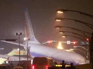 Самолет врезался в автомобиль в Петербурге