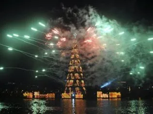 В Рио зажгли плавучую ель