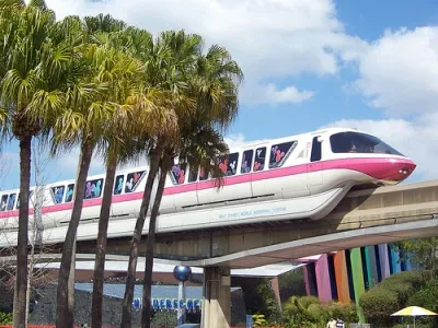 На сломавшемся монорельсе застряли туристы