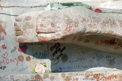 Могилу Оскара Уайлда в Париже спасут от туристов