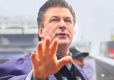 Известного актера выгнали с рейса из-за игрушек