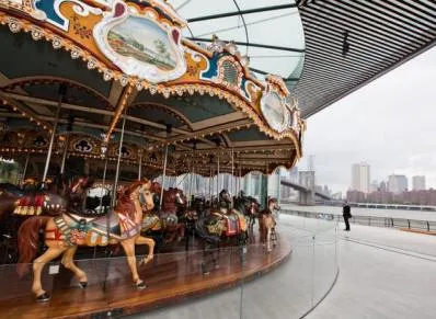 Винтажная карусель открылась в Нью-Йорке