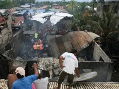 Самолет, упавший на филиппинскую школу убил 13 человек