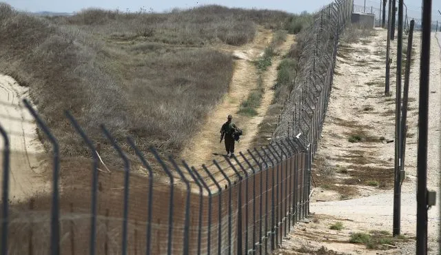 Тунис отгородил туристов стеной