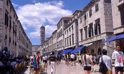 Дубровник запретил прогулки в купальниках