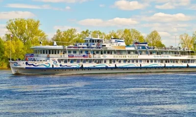 Двухпалубный круизный теплоход впервые прибыл в Киров