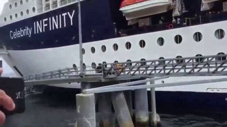 Круизный лайнер Celebrity Infinity с туристами протаранил причал