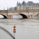 Вода отступает от Парижа