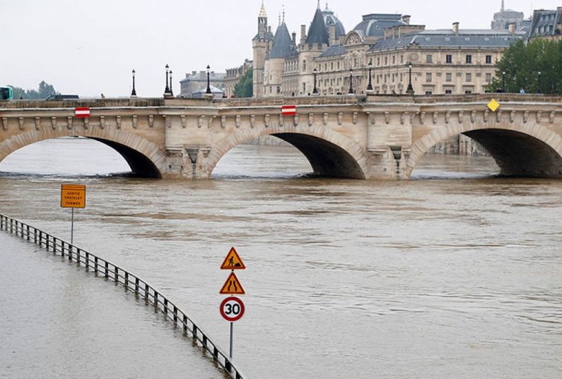 Вода отступает от Парижа