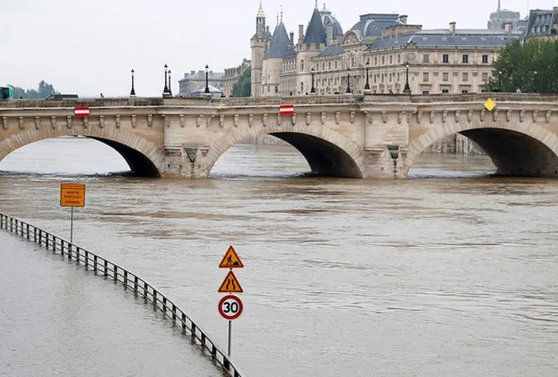Вода отступает от Парижа
