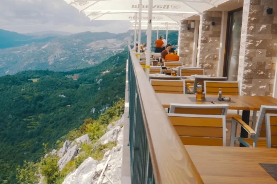 В Черногории открыли отель на вершине скалы