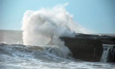 На Бали двух туристов унесли штормовые волны