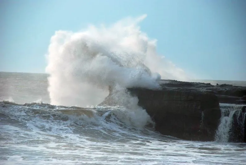 На Бали двух туристов унесли штормовые волны