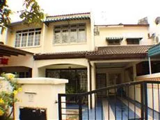 Teratai Homestay at Taman Kinrara 2