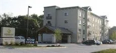 Parkwood Inn & Suites