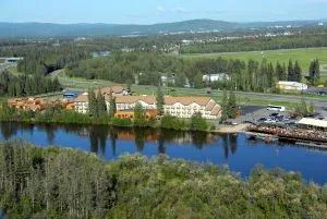 Pike's Waterfront Lodge