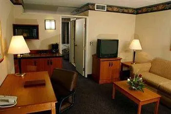 Four Points by Sheraton Milwaukee North