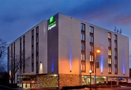 Holiday Inn Express Kansas City - Westport Plaza