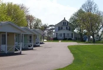 Royalty Maples Cottages and Motel