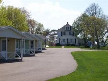 Royalty Maples Cottages and Motel