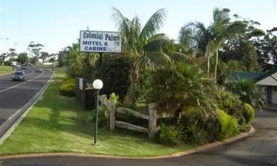 Colonial Palms Motel & Cabins