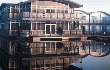 Floatel Hotel Northwich