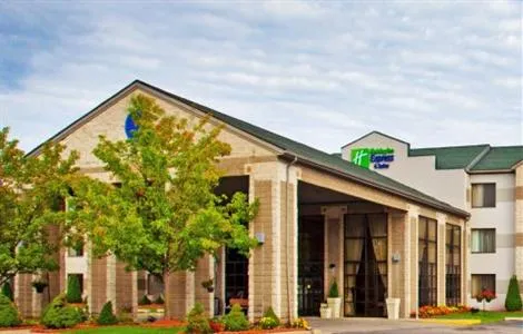 Holiday Inn Express Hotel & Suites Grand Rapids Airport