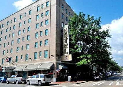 The Governor Dinwiddie Hotel & Suites