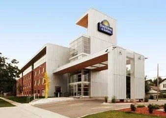 Days Inn & Suites Milwaukee