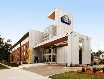 Days Inn & Suites Milwaukee