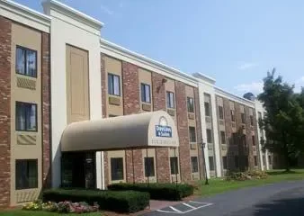 Days Inn & Suites Plattsburgh