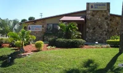 Spinnaker Inn Plaza Motel