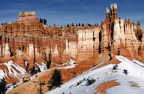 Выветривающиеся стены Замка Гулливера. Тропа «Queens Garden».
Bryce Canyon National Park, Юта. Декабрь, 2002.