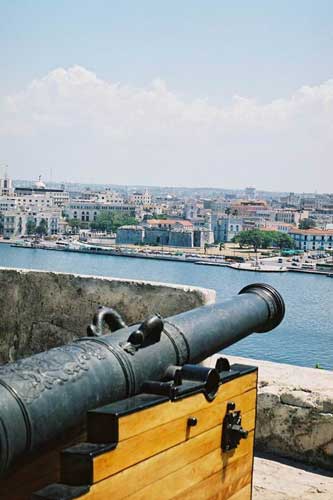 Гавана. Вид на залив и крепость Castillo de los Tres Reyes del Morro