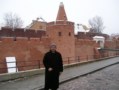 это Барбакан – остатки старинной крепости. Мне холодно, но отказаться от фотографии не хочу