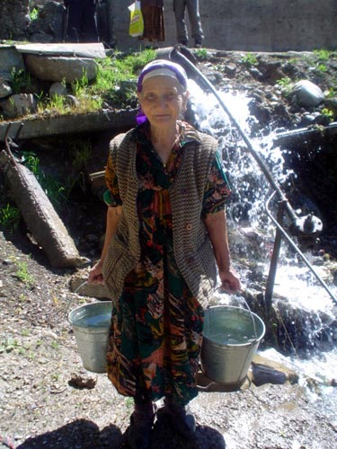 В Хумсане вода – основа жизни. Женщина с ведрами.