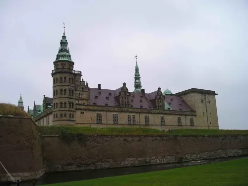 Знаменитый «Замок Гамлета».
Стены до 6 метров толщины!
Наполеон не решился на осаду :)