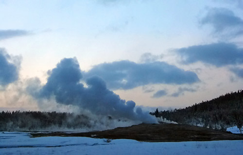 Самый известный гейзер Йеллоустоуна - «Old Faithful».
Национальный парк «Yellowstone», Вайоминг.