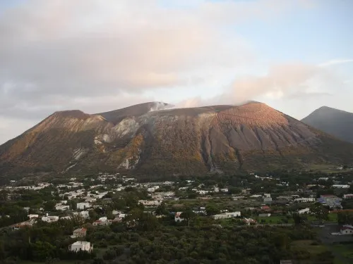 Дымящий кратер (остров Вулкано)