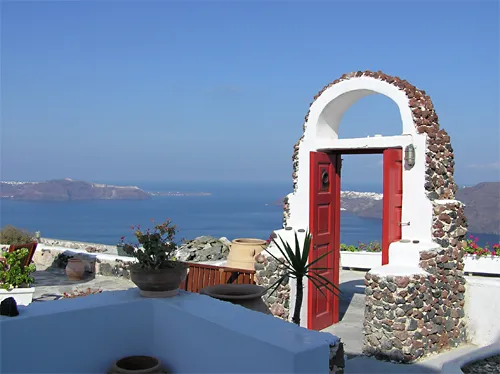 о.Санторини. Дверь одного из отелей в Имеровигли