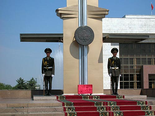 Почетный караул у памятника Независимости. Солдаты стоят с оружием, но без патронов. Вряд ли кто позволит им стрелять ради этого монумента.