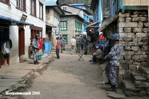 Военный патруль на улице в Лукле