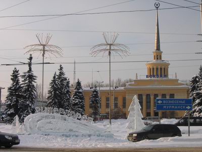 У железнодорожного вокзала