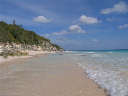 Marley Beach, Bermuda. Розовыи песок, кристально чистая вода - такие пляжи на Бермуде.