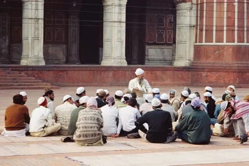 Дели. Двор самой большой мечети в Индии и самой необычной...