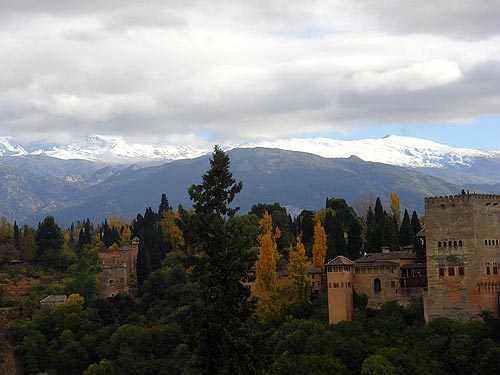 Alhambra na fone Sierra Nevada