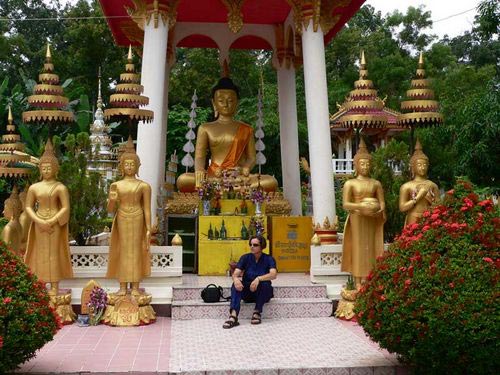 С удовольствием походили по Wat Ong Teu Mahawiham, Haw Pha Kaew и Wat Si Saket. В последнем собрано 2000 серебряных и керамических статуэток Будд всех видов и размеров.